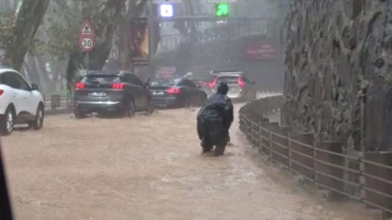 Son dakika... Meteoroloji İstanbulu uyarmıştı, Beykozda yollar göle döndü