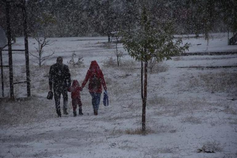 Son dakika... Erzurum güne kar sürprizi ile uyardı
