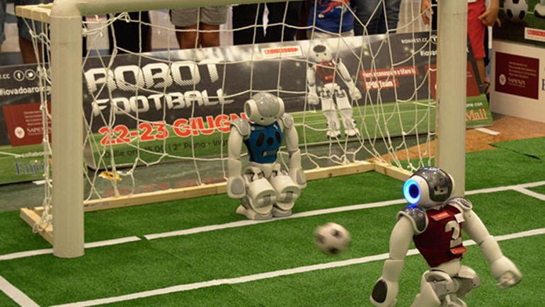 Robot futbolcular, insan rakipleriyle karşı karşıya gelecek