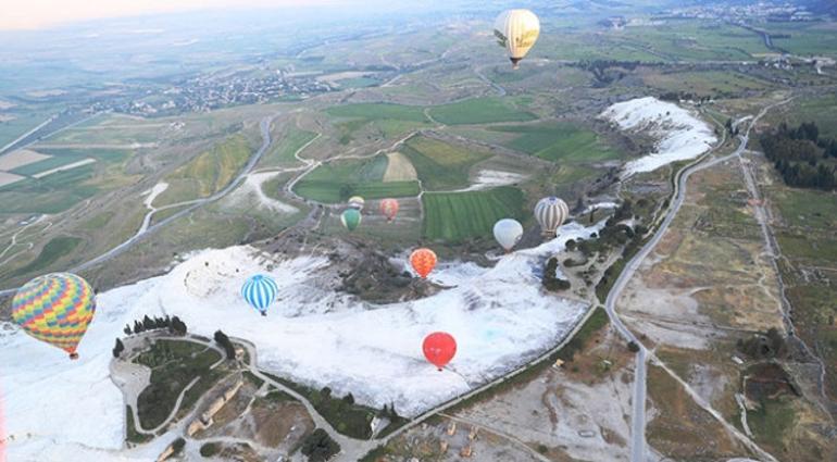 Pamukkale'de balonlar 153 bin kişiyi uçurdu