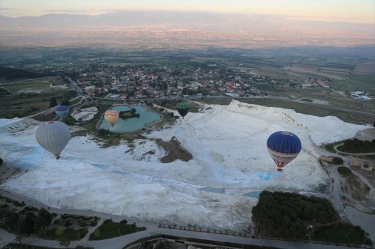 Pamukkale'de balonlar 153 bin kişiyi uçurdu