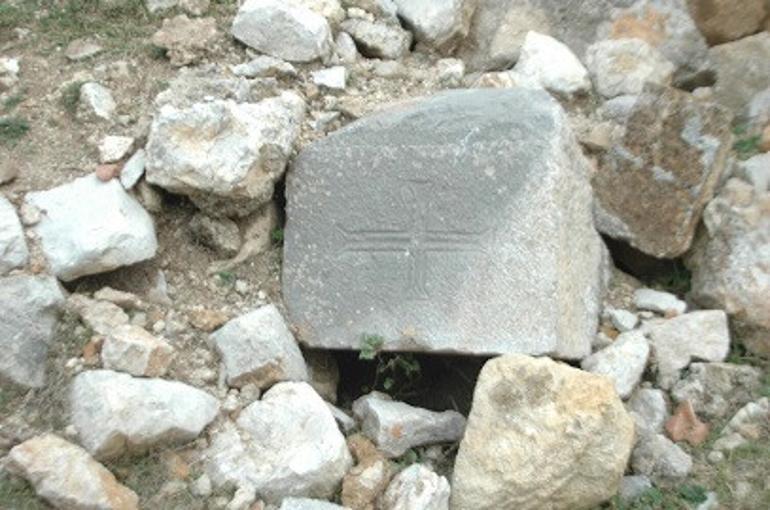 Keçileri otlatırken tarihi hamam ve kilise kalıntıları buldu