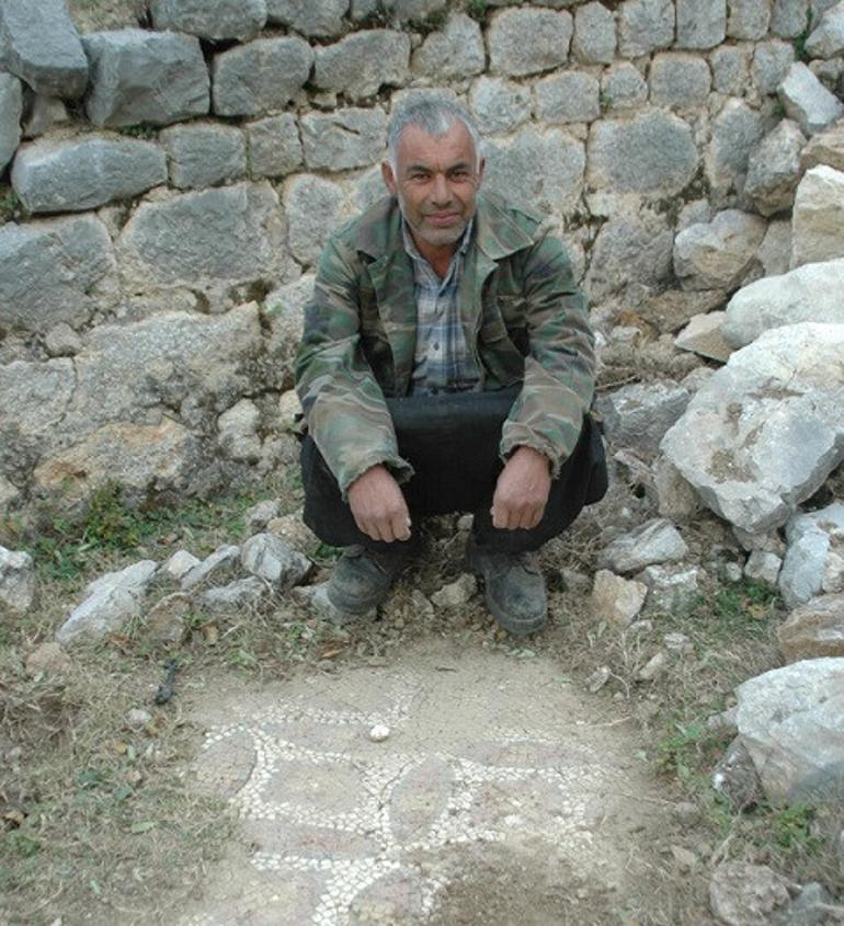 Keçileri otlatırken tarihi hamam ve kilise kalıntıları buldu