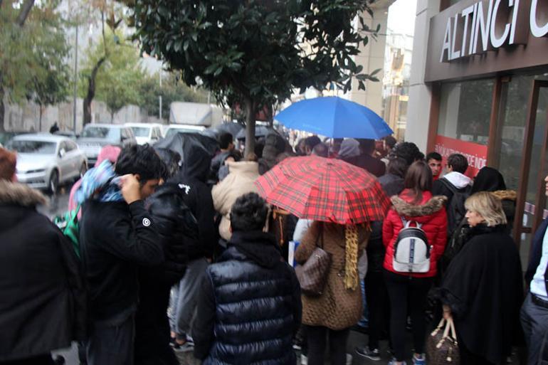 Yağmur altında uzun kuyruklar oluştu! Saatlerce onun için beklediler