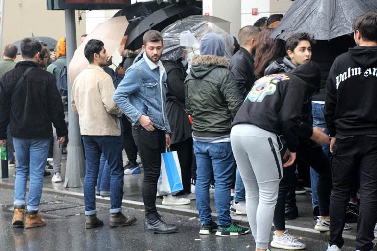 Yağmur altında uzun kuyruklar oluştu! Saatlerce onun için beklediler