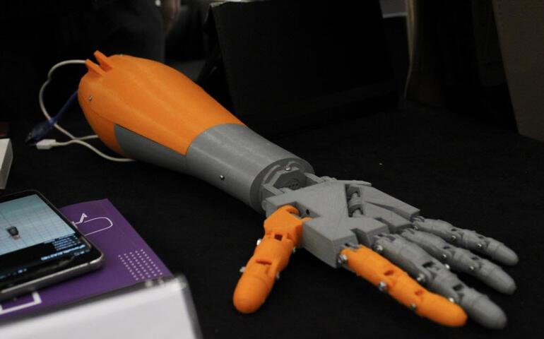 Genç mucit yapay zeka destekli protez kol yaptı