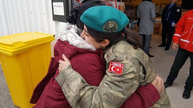 Depremzede kadın, yardım dağıtan kadın Türk subayına sarılıp ağladı