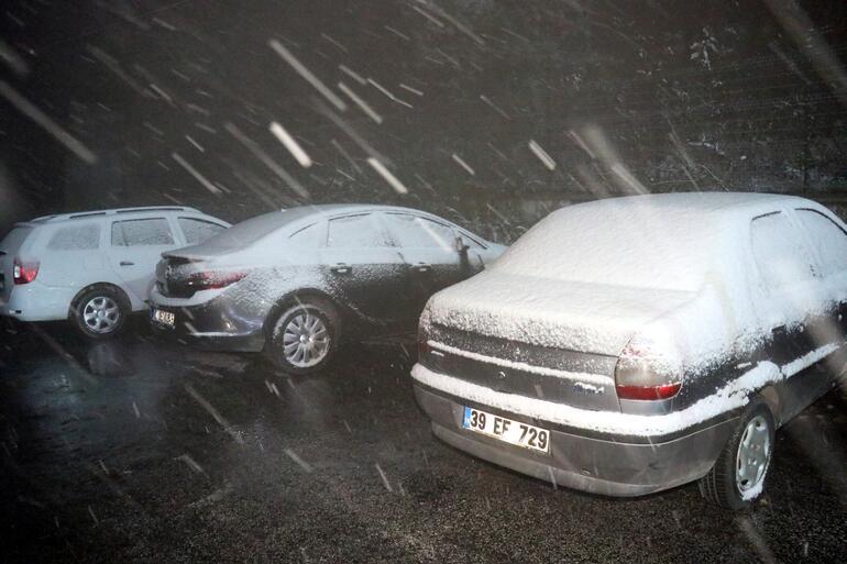 İstanbulun yanı başı... Kar yağışı başladı