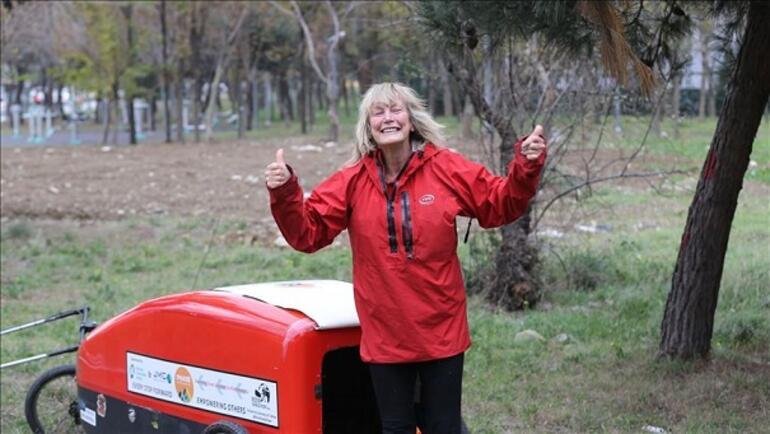 İngiltere'den Nepal'e yürüyen 72 yaşındaki gezgin İstanbul'da