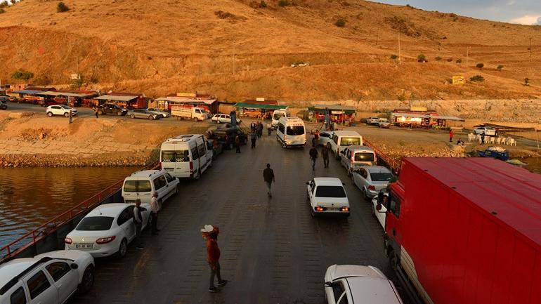 Denizsiz kentleri birleştiren baraj gölünde 'boğaz' keyfi