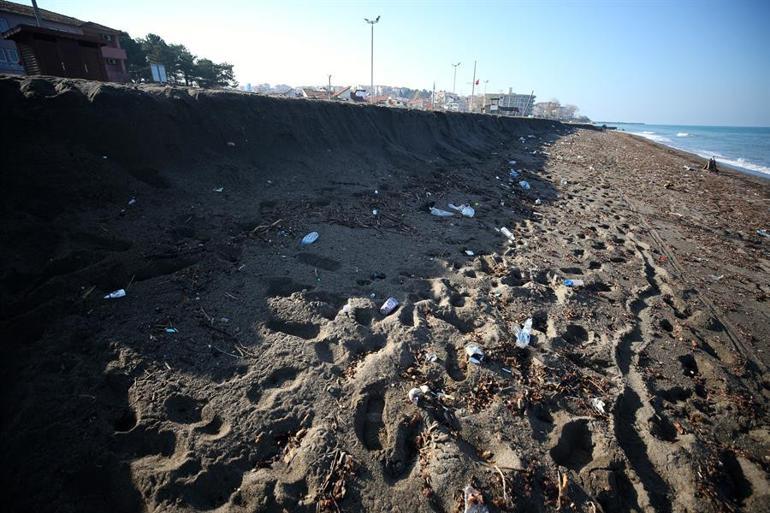 Akçakoca'da kum kıyıya 3 metre çekildi