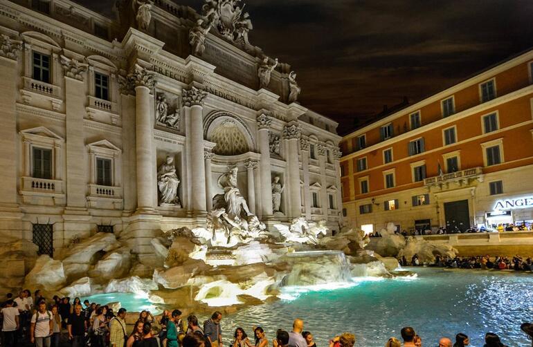 Roma’nın kalbi olan çeşme turistlere kapatılıyor