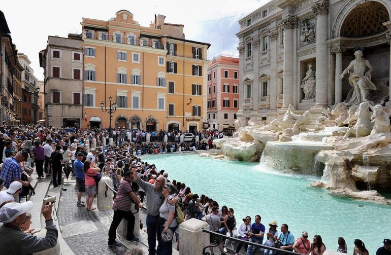 Roma’nın kalbi olan çeşme turistlere kapatılıyor