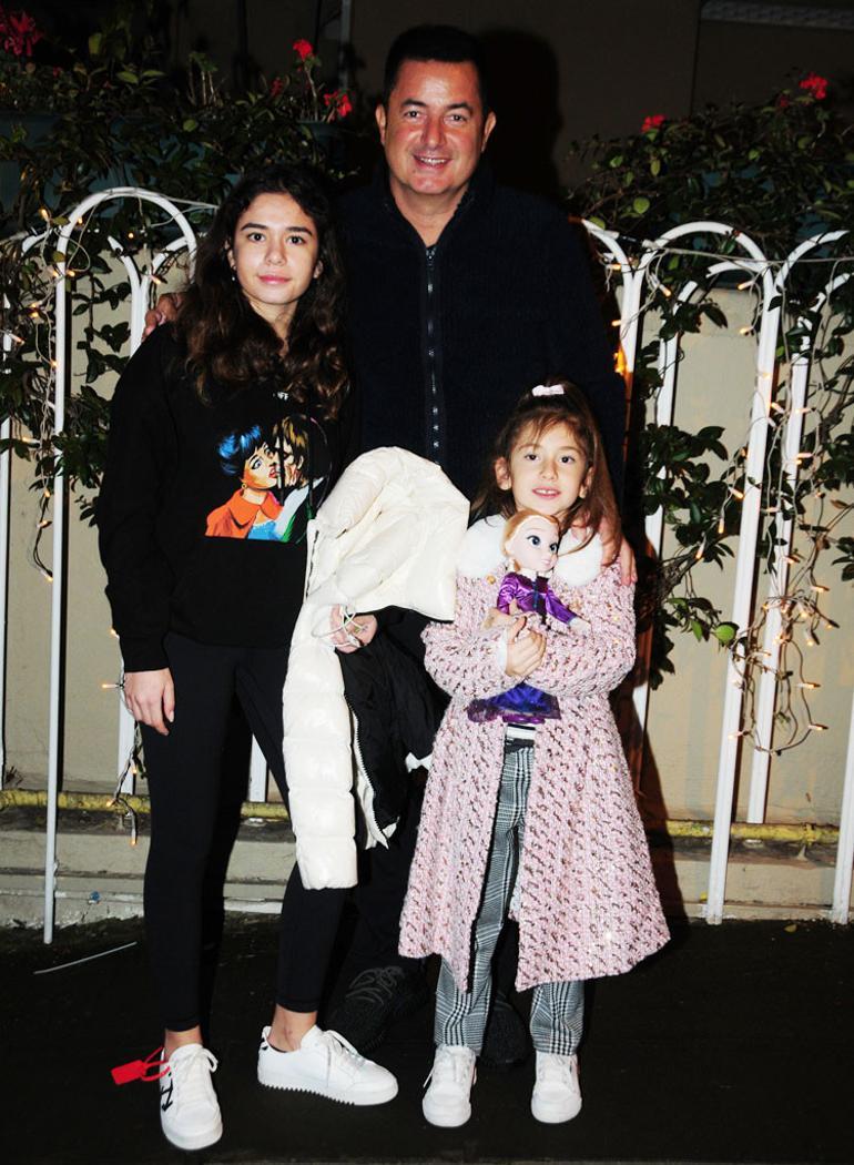 Acun Ilıcalı kızlarıyla yemekte