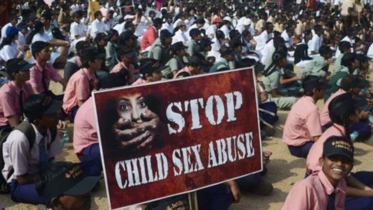 Hindistan'da 12 yaşındaki kız çocuğuna 'babasının arkadaşları para karşılığı tecavüz etti'