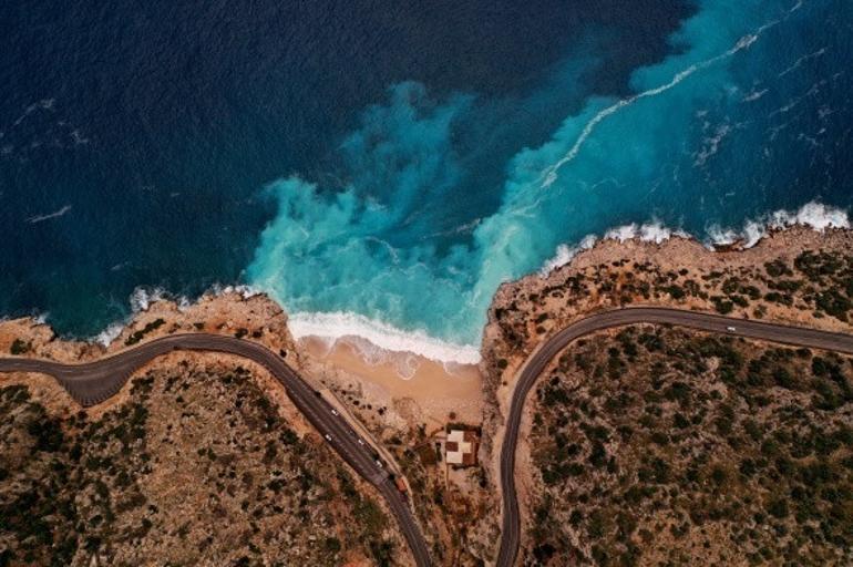 Dünyaca ünlü plajda yağmur sonrası görsel şölen