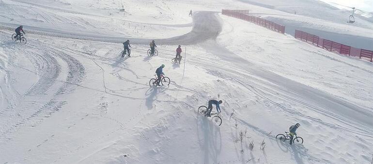 Erzurum palandöken'de kar üstünde bisiklet keyfi