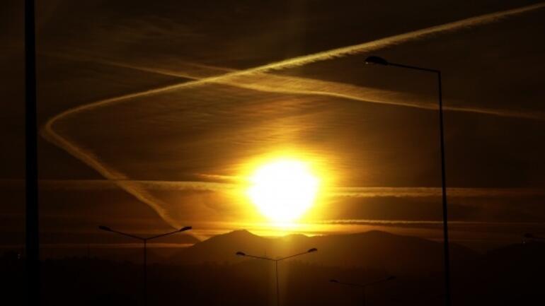 Uçak izleri ve güneşin batışı görsel şölen oluşturdu