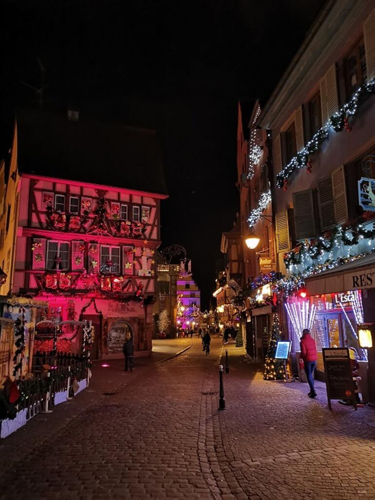 Noel ışıklarıyla süslü Colmar gezi rehberi