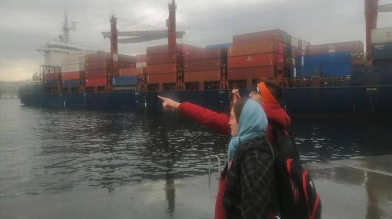 Son dakika... İstanbul Boğazında bir gemi kıyıya çarptı