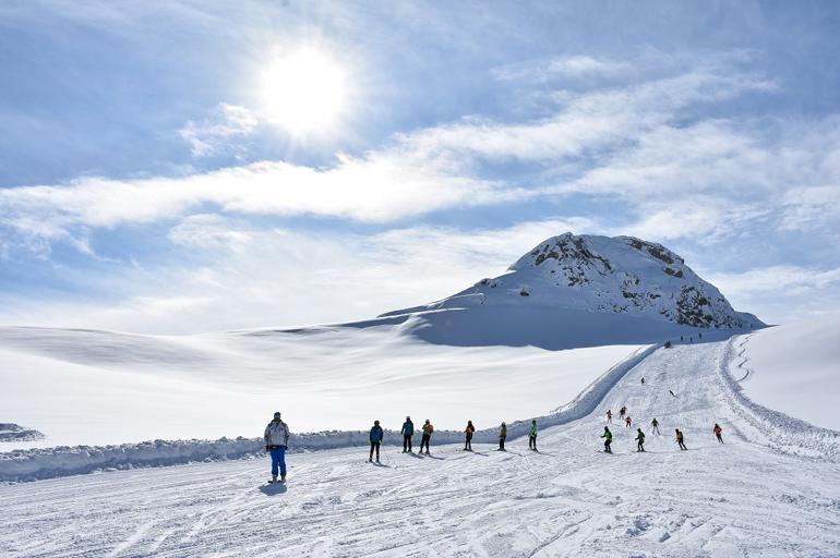 Hakkari'de 2 bin 800 rakımlı kayak merkezi sezonu açtı