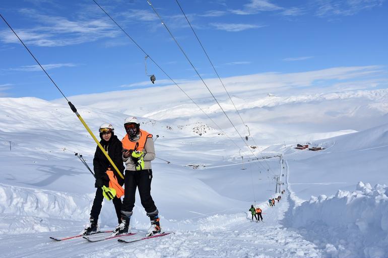 Hakkari'de 2 bin 800 rakımlı kayak merkezi sezonu açtı