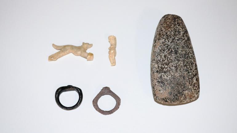 Assos'ta 1600 yıllık insan ve hayvan figürlü iki kolye ucu bulundu