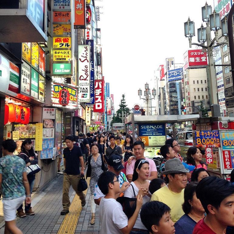 Tokyo’nun hareketli caddelerinde 24 saat