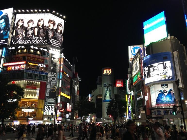 Tokyo’nun hareketli caddelerinde 24 saat