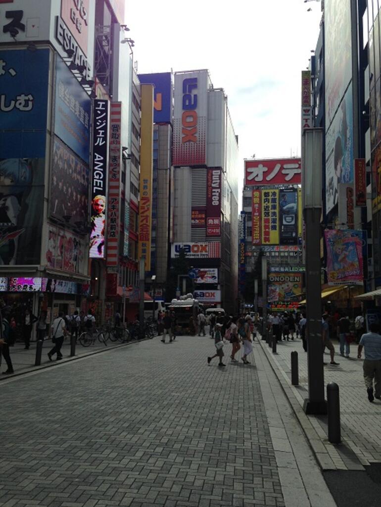 Tokyo’nun hareketli caddelerinde 24 saat