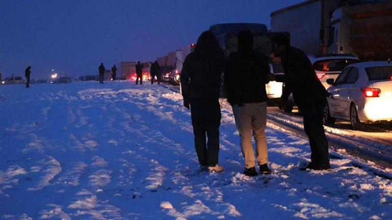 Son dakika haberi... Diyarbakır-Şanlıurfa karayolu kardan kapandı