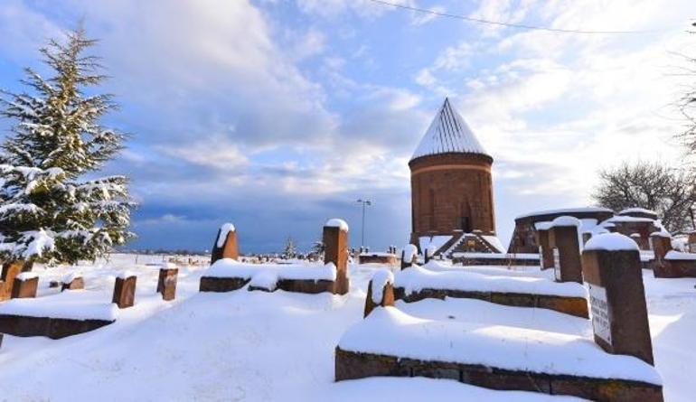 Ahlat Kümbetleri beyaz gelinliğini giydi