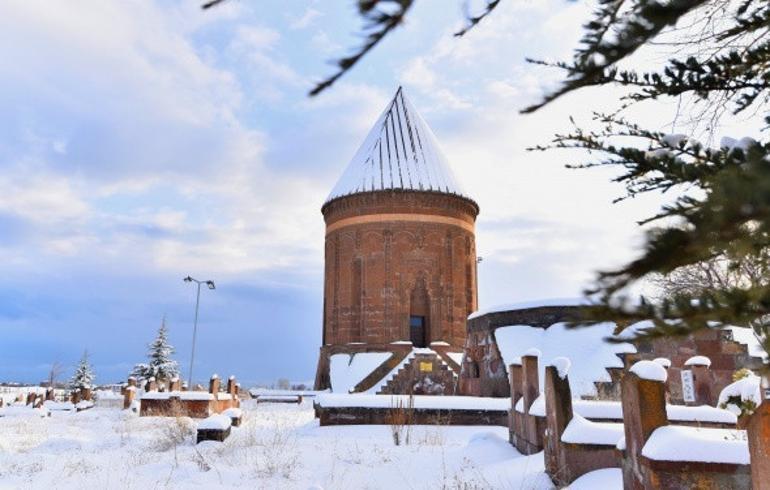 Ahlat Kümbetleri beyaz gelinliğini giydi