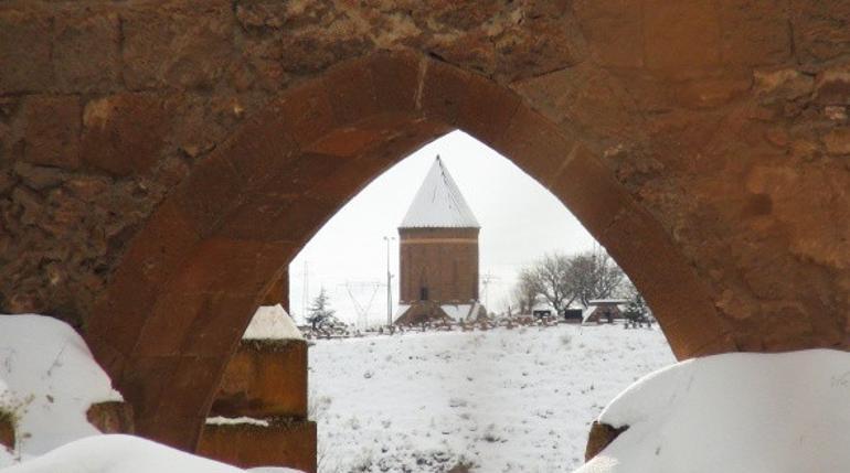 Ahlat Kümbetleri beyaz gelinliğini giydi