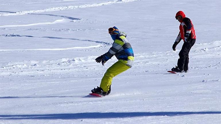 Akdağ Kayak Merkezi'nde güneşli havada kayak keyfi