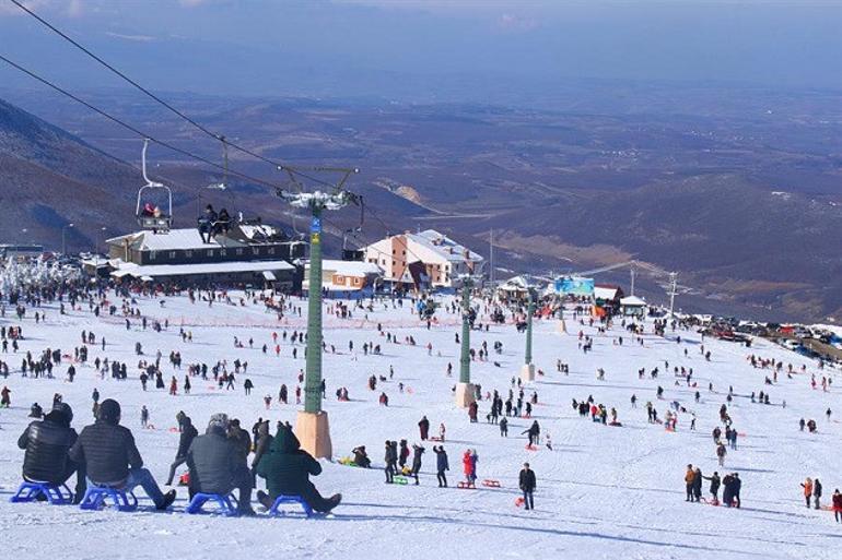 Akdağ Kayak Merkezi'nde güneşli havada kayak keyfi