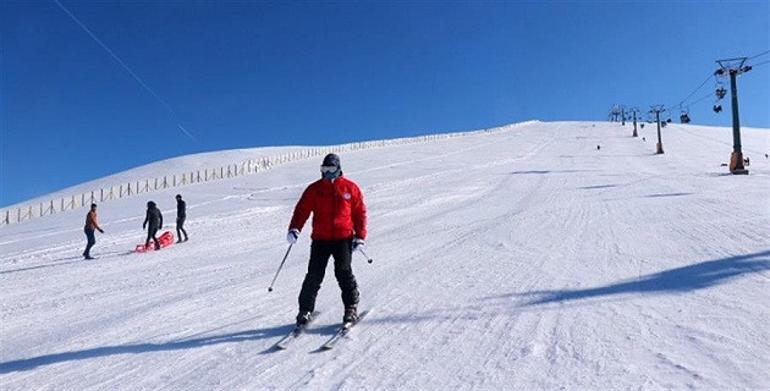 Akdağ Kayak Merkezi'nde güneşli havada kayak keyfi