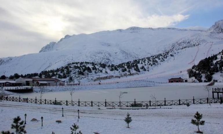 Erzincan'da donan göl kartpostallık görüntüler oluşturdu