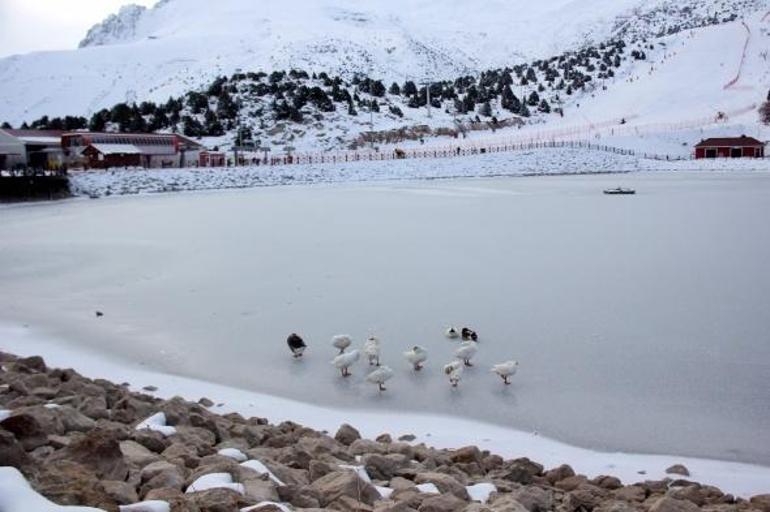 Erzincan'da donan göl kartpostallık görüntüler oluşturdu