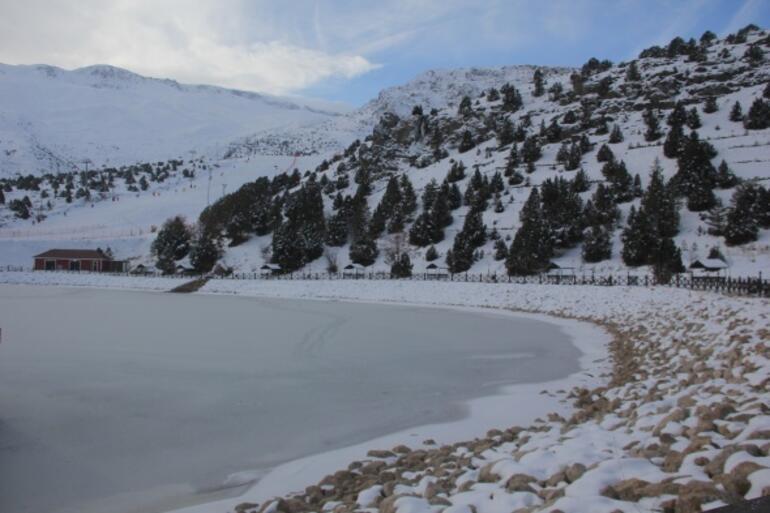 Erzincan'da donan göl kartpostallık görüntüler oluşturdu
