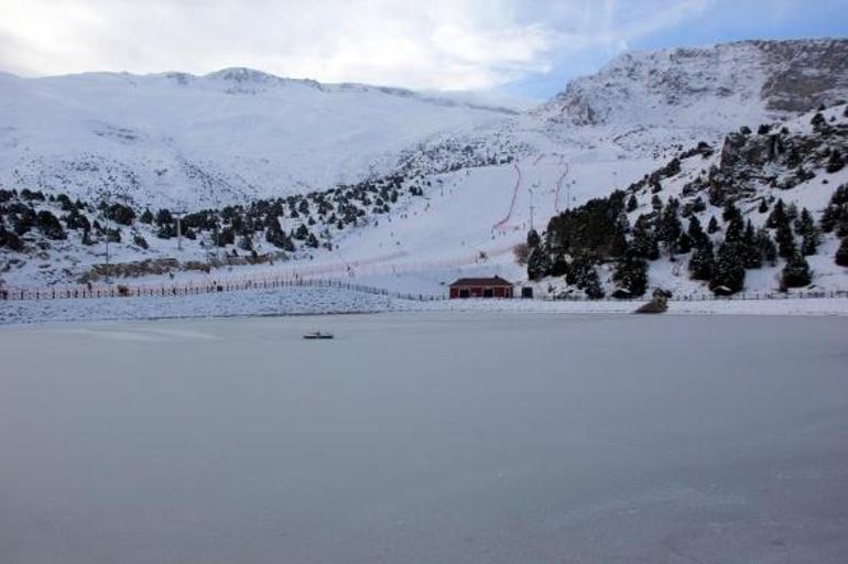 Erzincan'da donan göl kartpostallık görüntüler oluşturdu