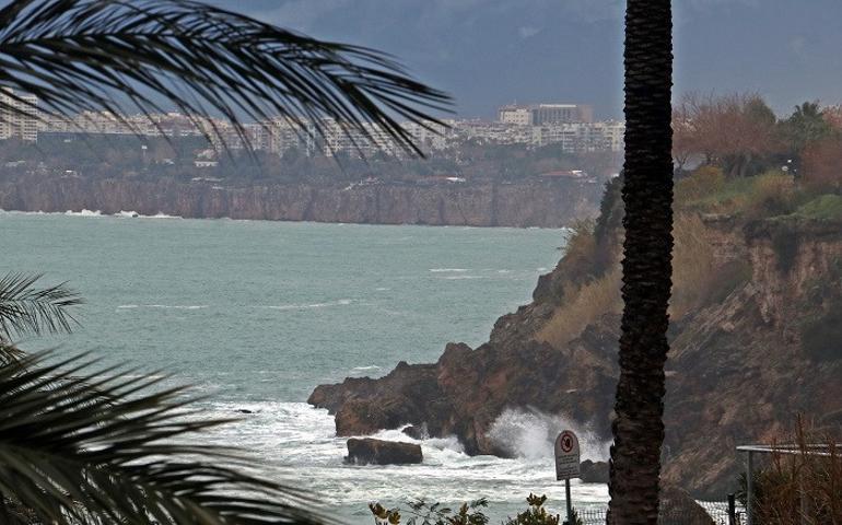 Antalya Körfezi iki ayrı renge büründü