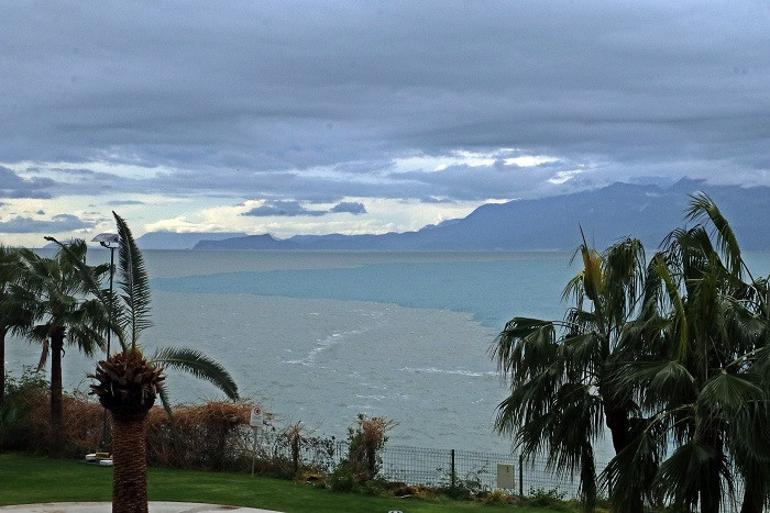 Antalya Körfezi iki ayrı renge büründü