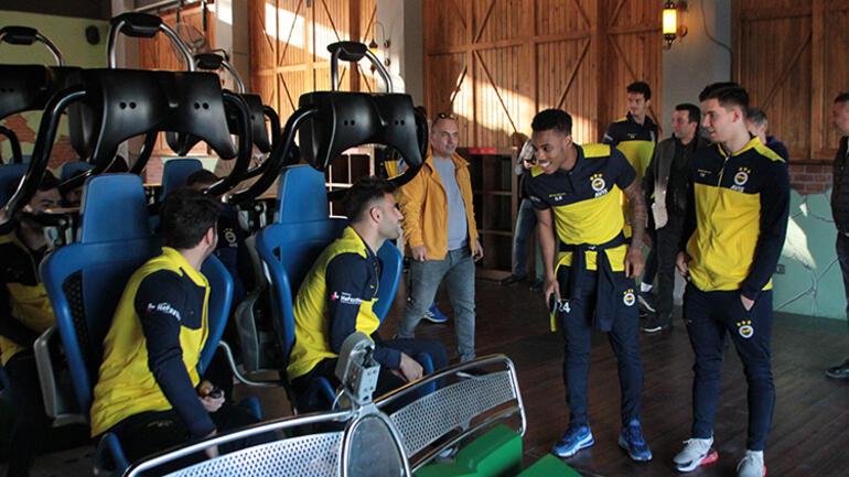 Fenerbahçeli futbolcular, eğlence merkezinde hızlı trene bindi