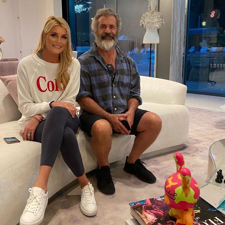 Begüm ve Adnan Şen çifti evlerinde Mel Gibson’ı ağırlad