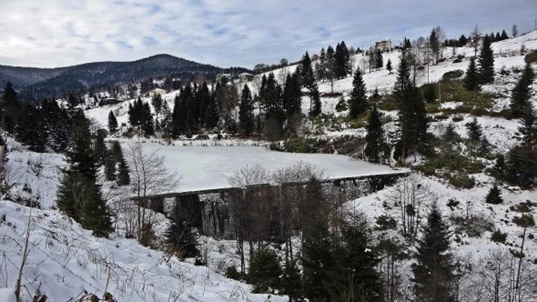 Trabzon'daki Balıklıgöl dondu