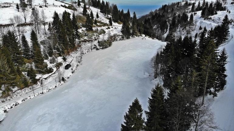 Trabzon'daki Balıklıgöl dondu