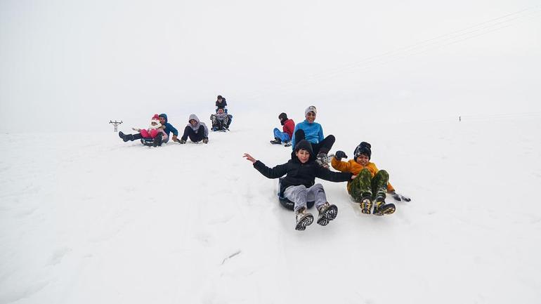 Tunceli'de çocukların karlı tepelerde kızak keyfi