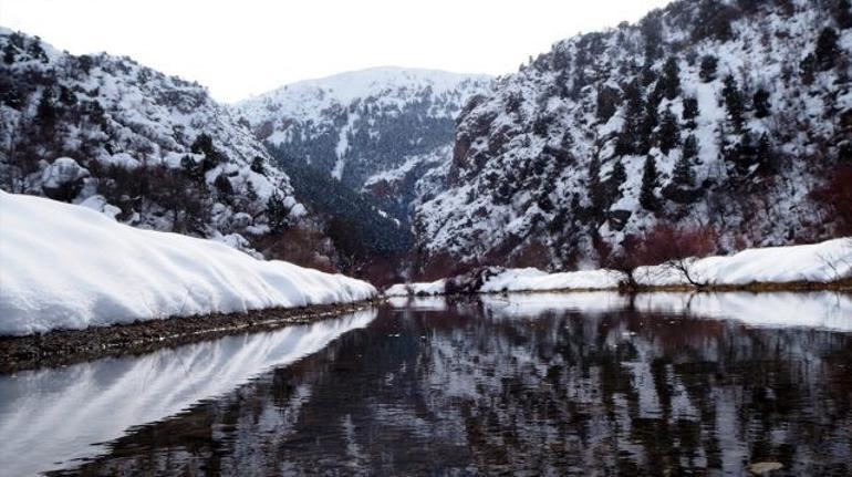 Bozkır Aygırdibi Şelalesi kış aylarında doğa severleri bekliyor