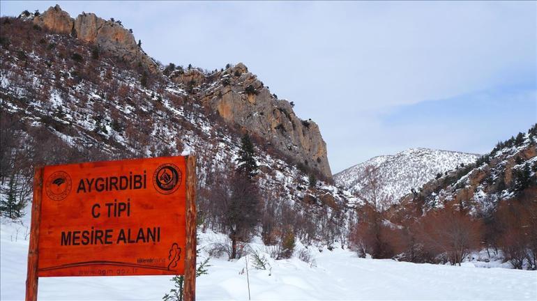 Bozkır Aygırdibi Şelalesi kış aylarında doğa severleri bekliyor